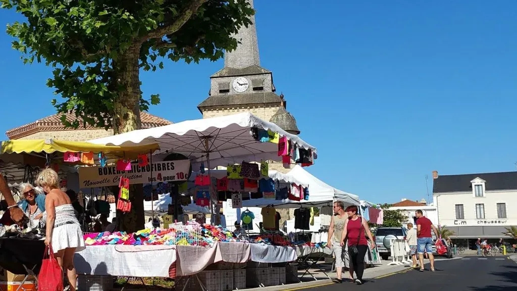 Les étals du marché de Saint-Jean-de-Monts, place de l'église